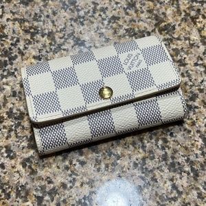 Louis Vuitton Damier Graphite Key Pouch (SHF-JZ5bLf) – LuxeDH